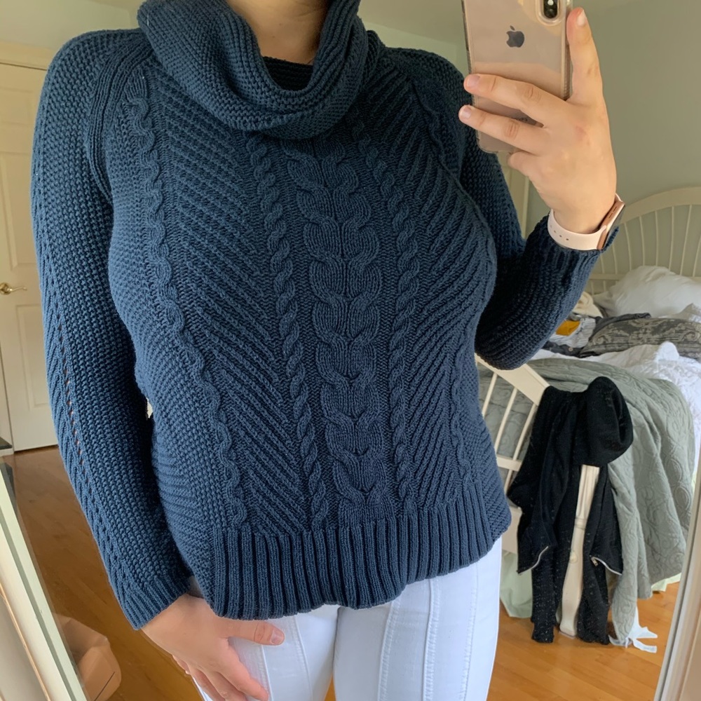 NAVY SWEATER